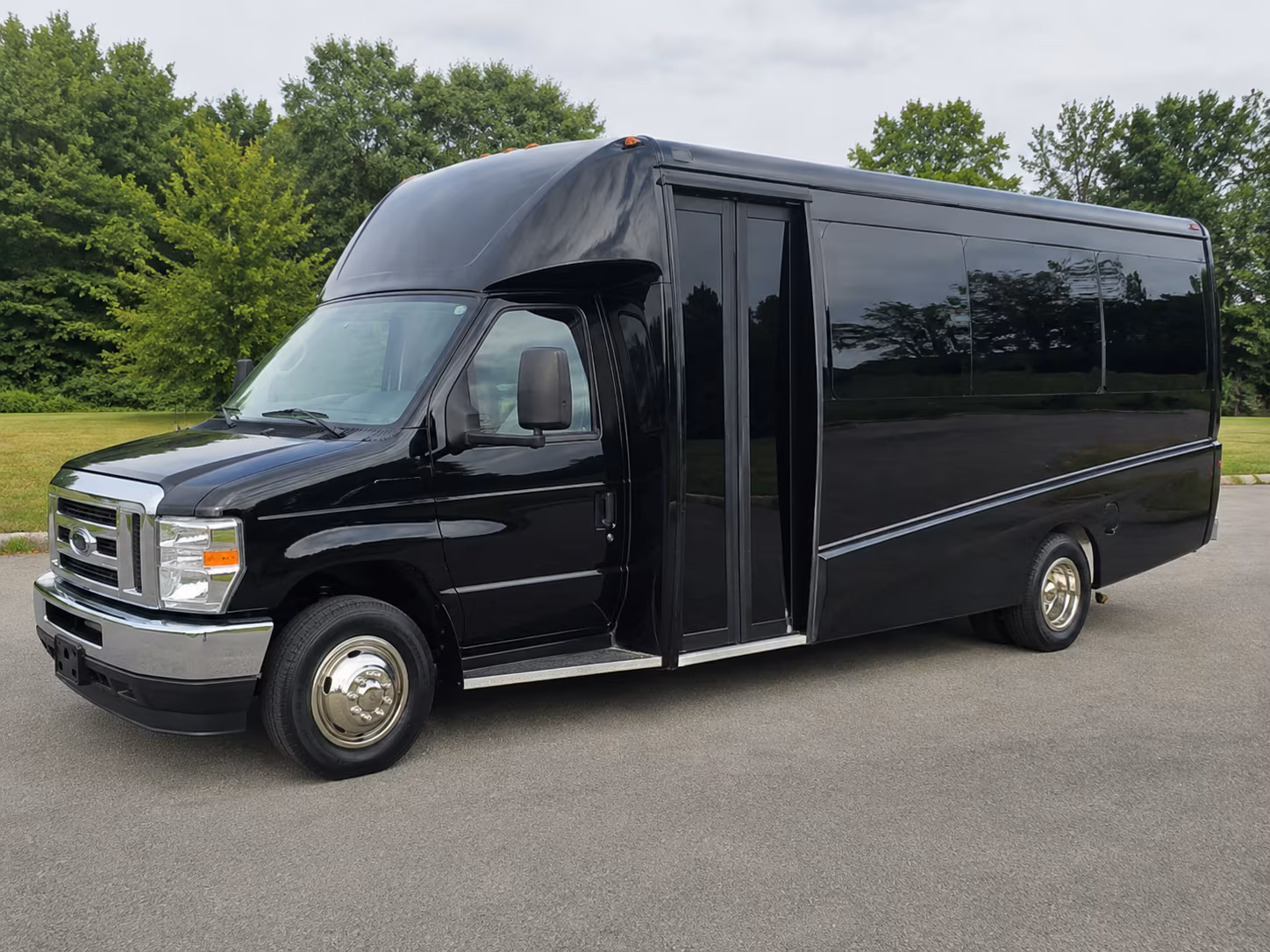 minibuses and sprinter vans for small group airport pickups in oakland